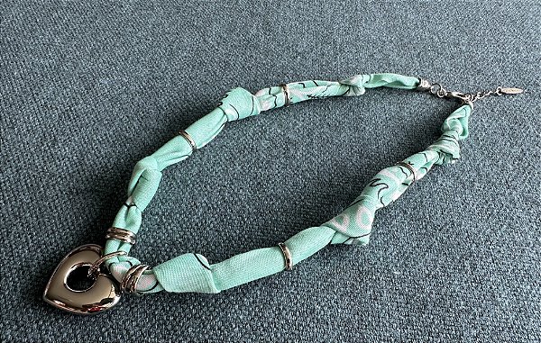 Colar Bandana Azul Tiffany com Pingente Coração