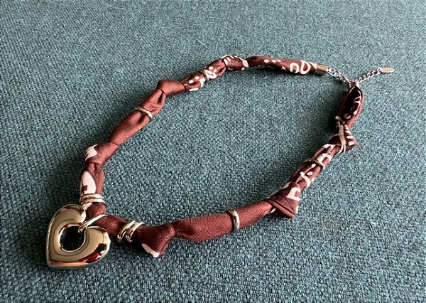 Colar Bandana Marrom com Pingente Coração