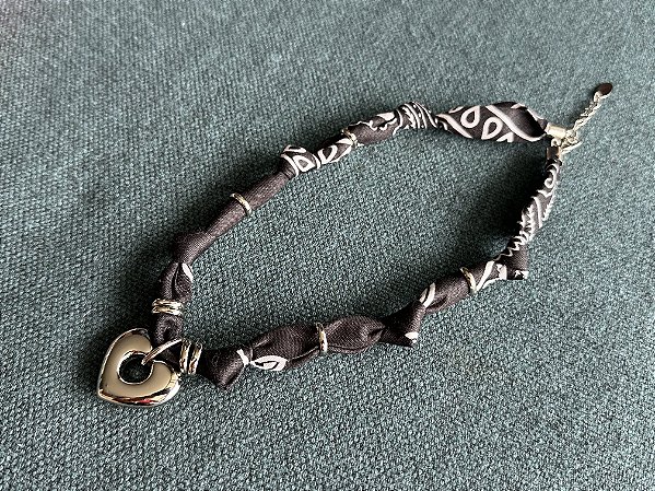 Colar Bandana Preto com Pingente Coração