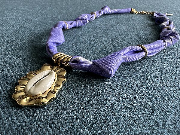 Colar Bandana Lilás com Pingente Búzio