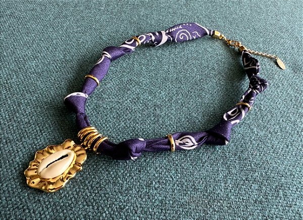 Colar Bandana Azul-Marinho com Pingente Búzio