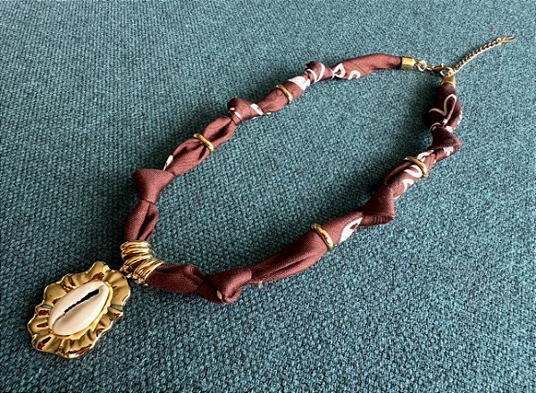 Colar Bandana Marrom com Pingente Búzio