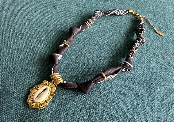 Colar Bandana Preto com Pingente Búzio