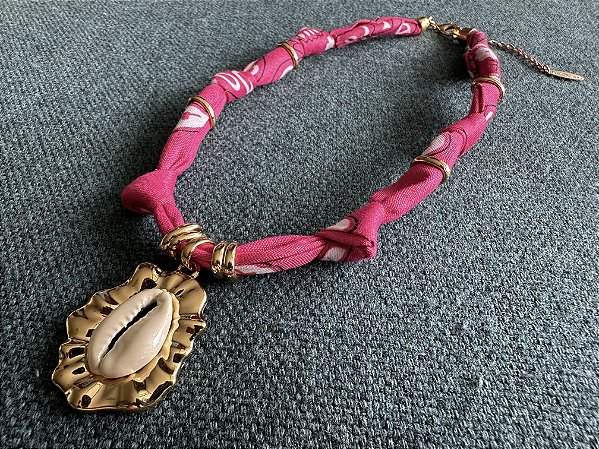 Colar Bandana Rosa Pink com Pingente Búzio