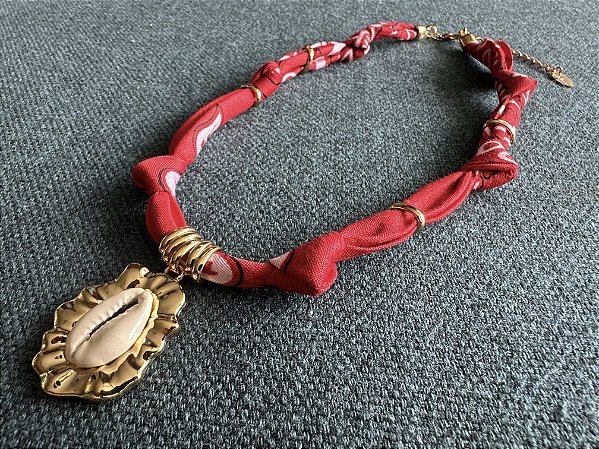 Colar Bandana Vermelha com Pingente Búzio