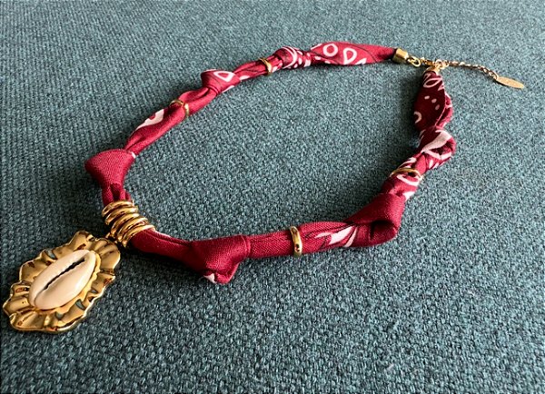 Colar Bandana Vinho com Pingente Búzio