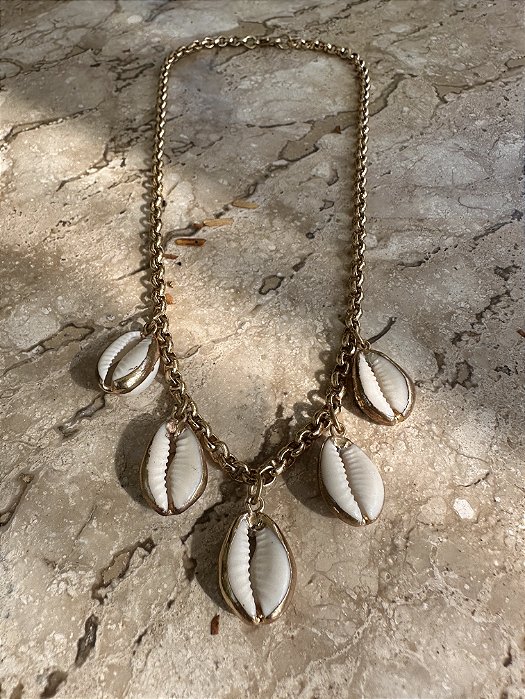Colar Dourado com Búzios