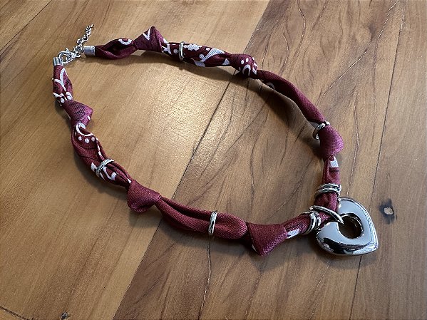 Colar Bandana Vinho com Pingente Coração