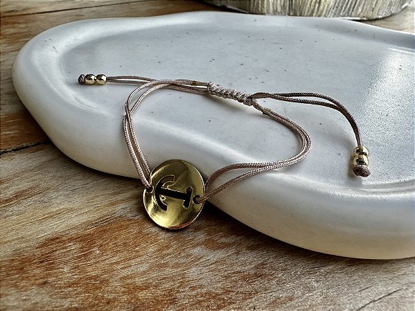 Pulseira Medalha Âncora Dourada no Fiozinho Bege