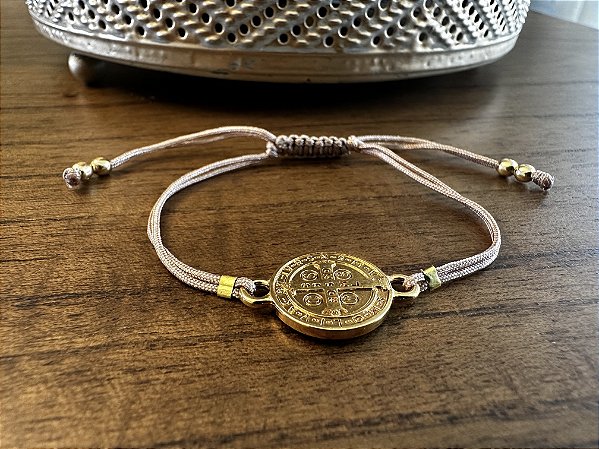 Pulseira São Bento Dourado no Fiozinho Bege