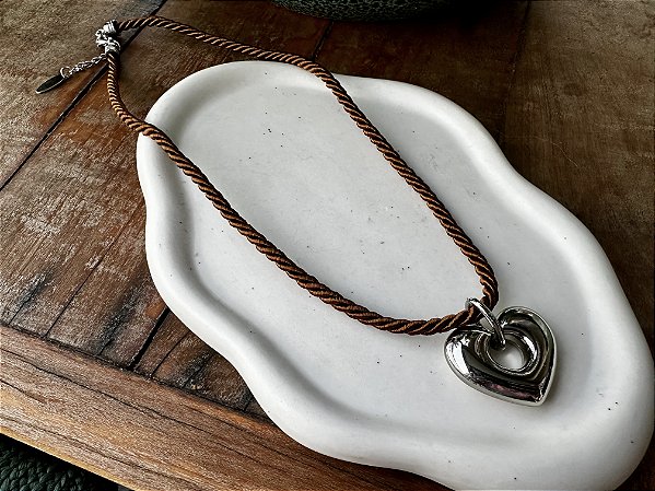 Colar Cordão Marrom com coração Prateado