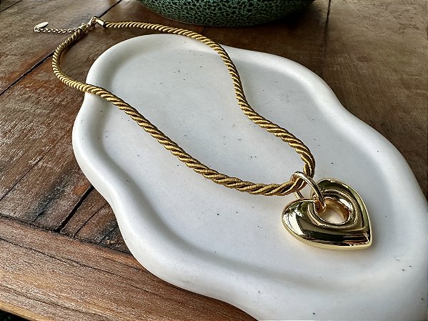 Colar Cordão Mostarda com coração Dourado