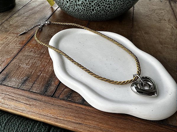 Colar Cordão Mostarda com coração Prateado