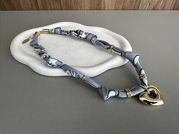 Colar Bandana Cinza com Pingente Coração