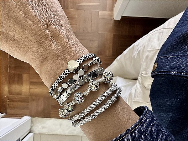 Kit de Pulseiras Prateadas com Coração