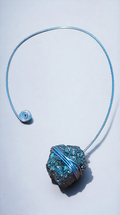 Colar moldado a mão Pirita