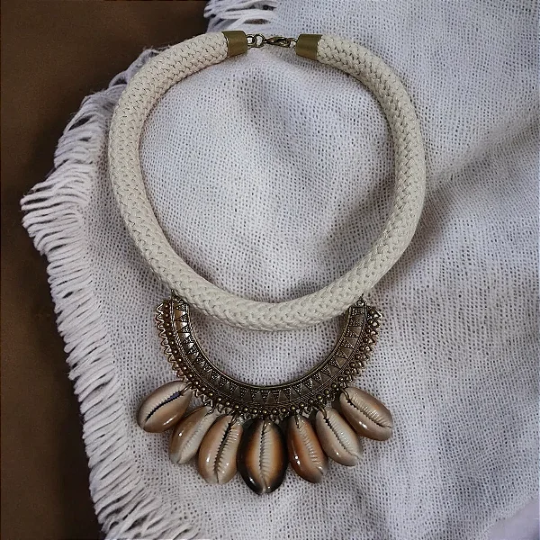 Maxi colar corda búzios afro peça metal