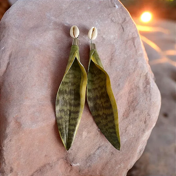 Brinco tira e põe búzios + espada