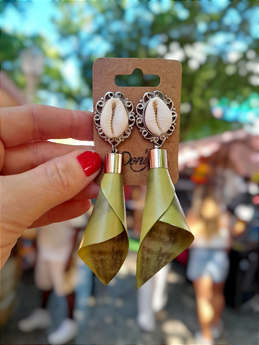 Brinco camafeu buzios espada