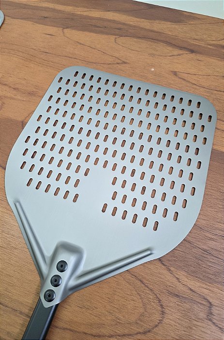 Pá De Pizza Perfurada 35,5x40,5cm Com Cabo De 40cm