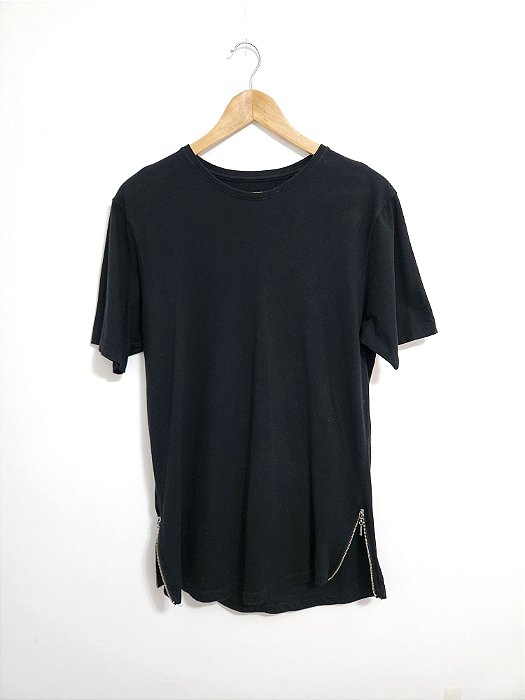 Camiseta Preta com Zíper Lateral - Riachuelo