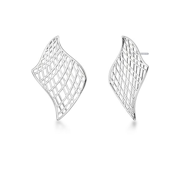 BRINCO CURVO TEXTURIZADO VAZADO BANHADO A RODIO