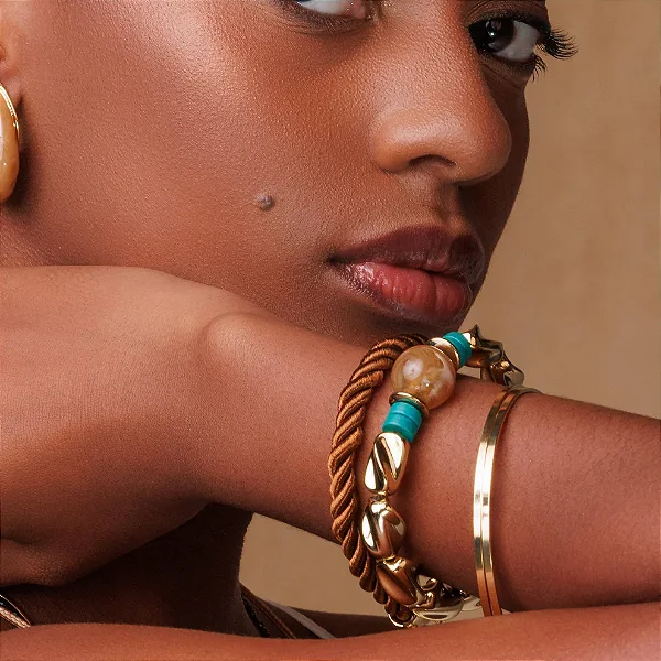 Pulseira Kit 3 Peças Bracelete Liso, Cordão Marrom e Peças Orgânicas com Esfera Caramelo Dourado