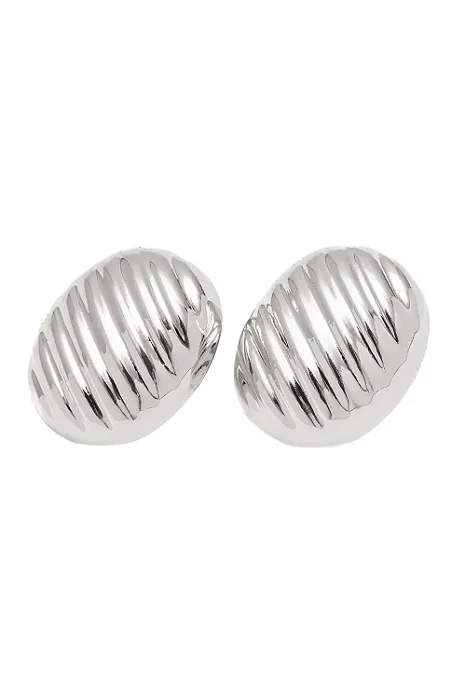 Brinco Oval Riscado com Banho em Ródio Branco