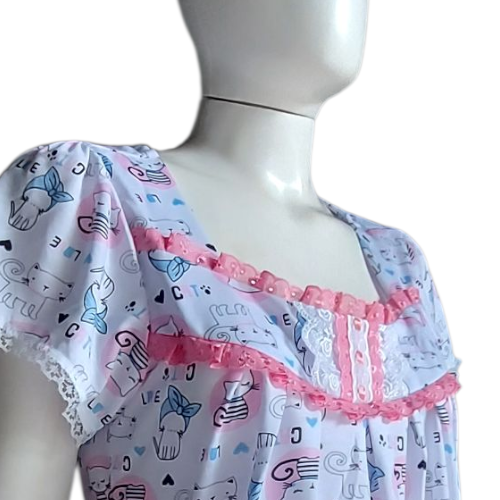 Camisola Isadora manga curta Roupa de dormir Estampa gatinha Tira bordada na cor rosa escuro