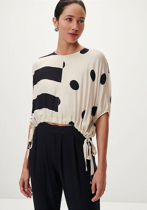 LEZ A LEZ BLUSA CROPPED EM VISCOSE COM AMARRAÇÃO BARRA