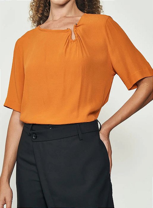 COLCCI BLUSA COMFORT MANGA CURTA - MARROM EVERMORE