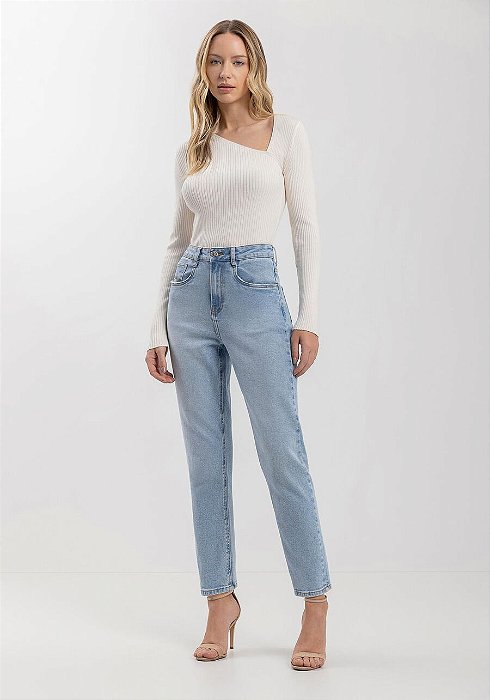 LEZ A LEZ CALÇA MOM JEANS CROPPED COM CINTURA ALTA E BOLSOS