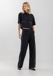 LEZ A LEZ CALÇA RETA ALFAIATARIA COM CINTURA ALTA E LISTRAS LATERAIS  - PRETO