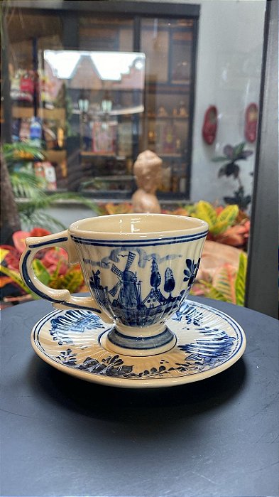 Xícara de café com pires