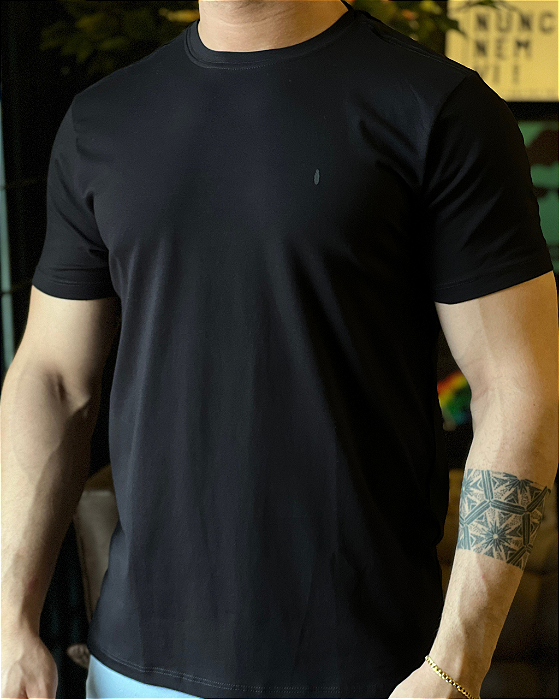Camiseta Básica Preta Red Feather