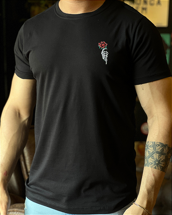 Camiseta Rosa And Skull Preta Red Feather