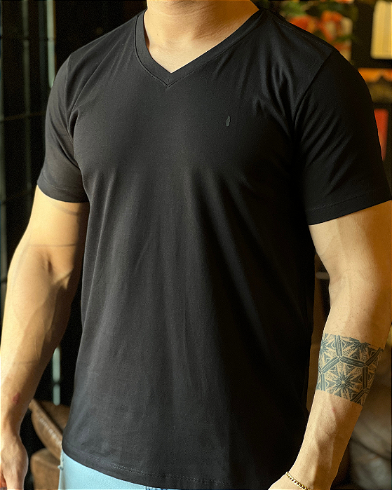 Camiseta Gola V Preta Red Feather