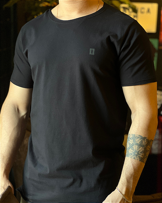 Camiseta Long Preta Red Feather