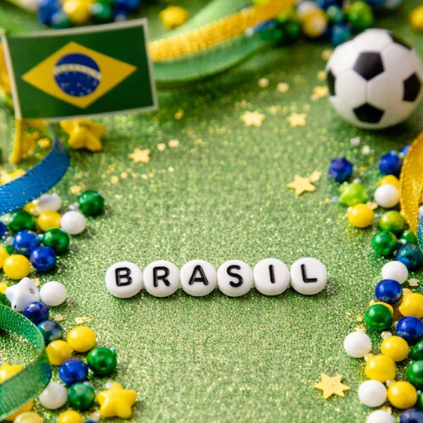 Miçangas Kit Copa c/ 600pçs Palavras Brasil cor Branco e Preto p/ Criar Pulseiras e Bijuterias Torcida Diy