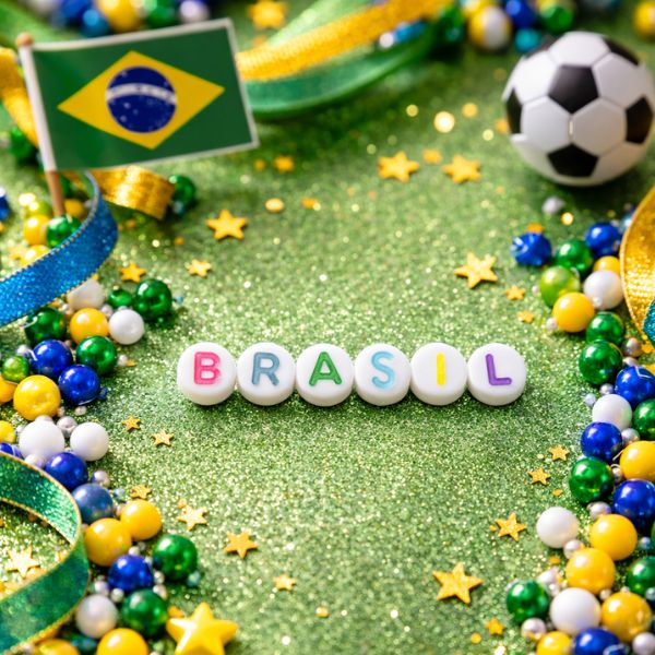 Miçangas Kit Copa c/ 600pçs Palavras Brasil cor Branco e Colorido p/ Criar Pulseiras e Bijuterias Torcida Diy