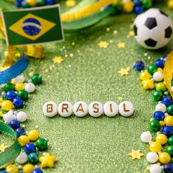Miçangas Kit Copa c/ 600pçs Palavras Brasil cor Branco e Dourado p/ Criar Pulseiras e Bijuterias Torcida Diy
