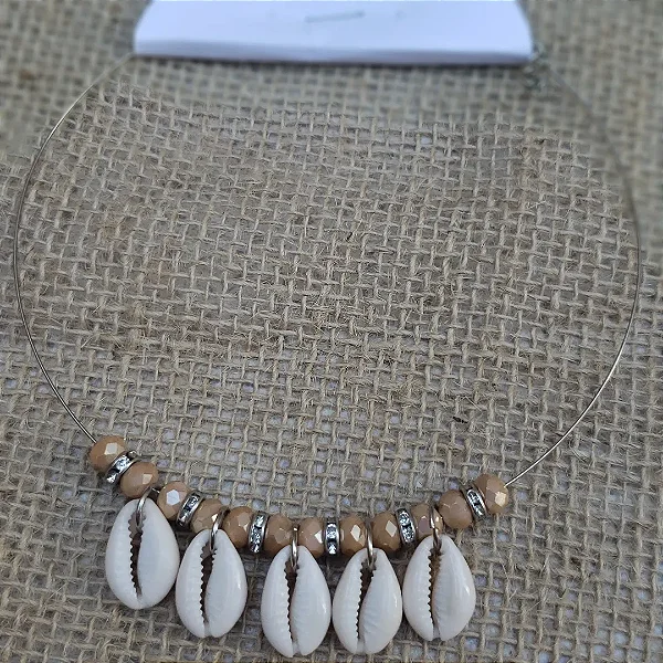 Colar chocker com pedras e búzios