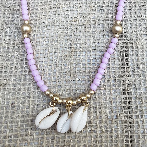 Colar lilás/dourado com pingente búzios