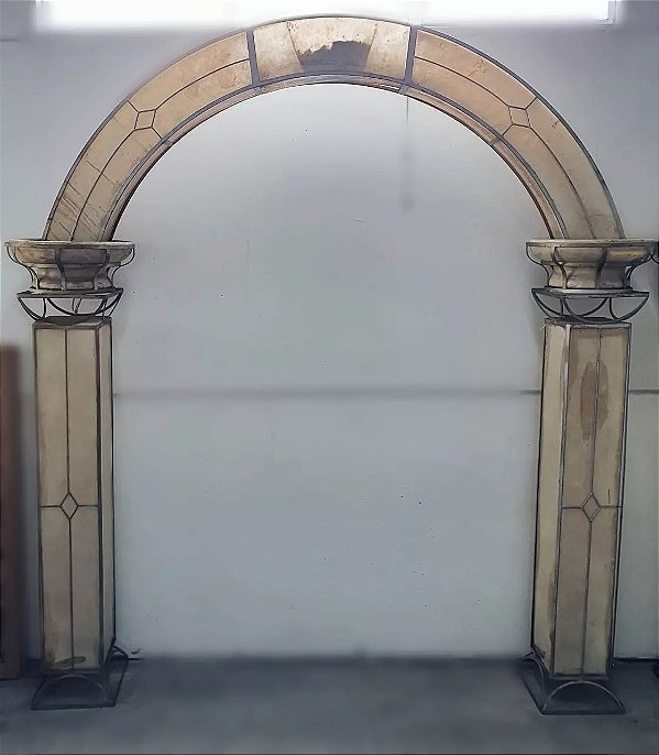 Arco de fibra de vidro iluminado