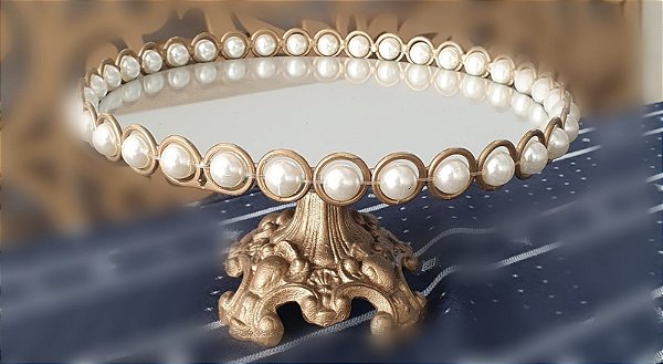suporte de doces dourados com perolas