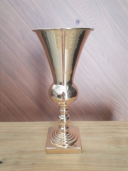 taça de metal dourado