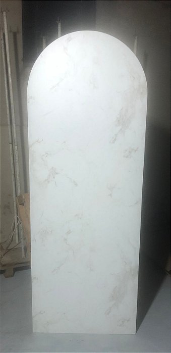 Painel branco acabamento arco marmorizado