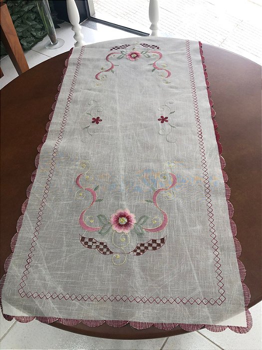 trilho de mesa bordado fundo pérola