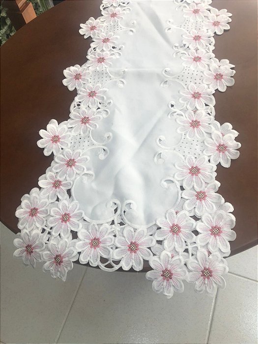 trilho de mesa branco e rosa