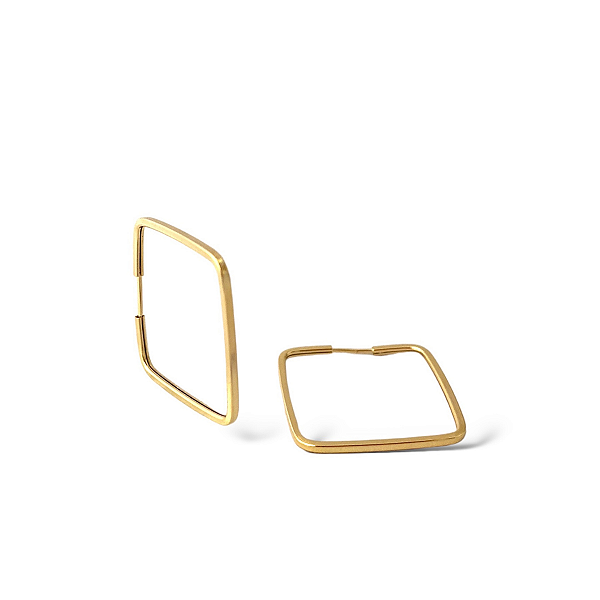 BRINCO QUADRADO 03 EM OURO 18K